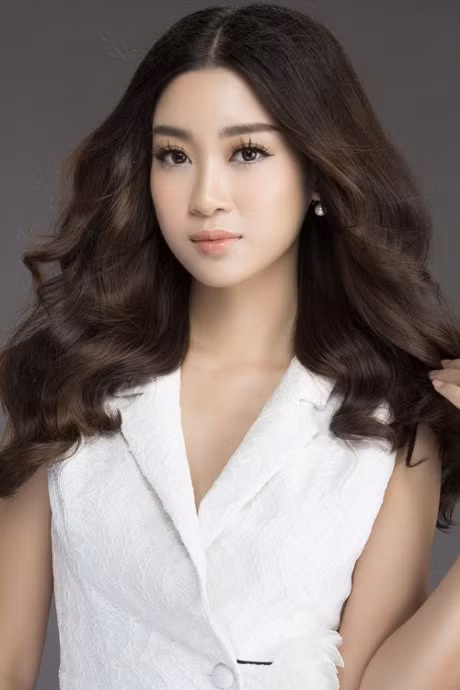 Muot mat ngam HH My Linh tha dang voi vay ren trang - Anh 2