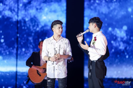 Noo Phước Thịnh rủ Ngô Kiến Huy cùng nhau lăng xê áo sơmi thêu hoa nổi - Ảnh 1 Noo Phuoc Thinh ru Ngo Kien Huy cung nhau lang xe ao somi theu hoa noi - Anh 1