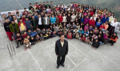 Người đàn ông sống hạnh phúc bên 39 vợ và gần 100 con - Ảnh 1 Nguoi dan ong song hanh phuc ben 39 vo va gan 100 con - Anh 1