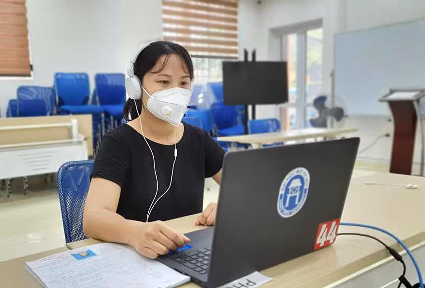 Cán bộ coi thi giám sát chặt chẽ quá trình diễn ra môn thi