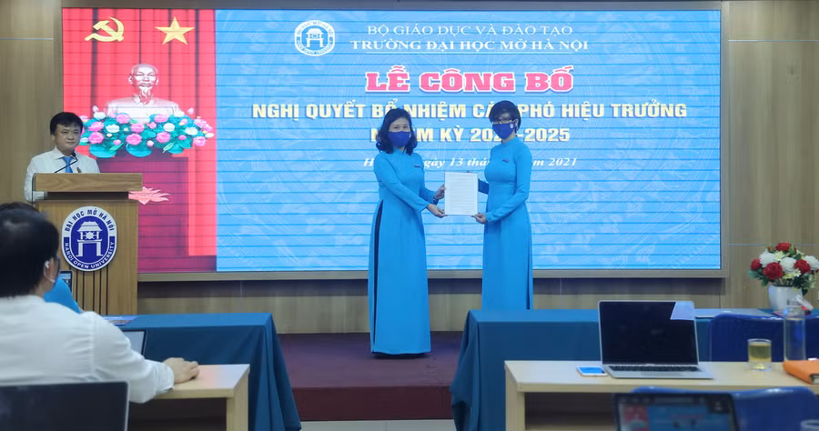 PGS.TS Nguyễn Mai Hương – Bí thư Đảng ủy, Chủ tịch Hội đồng Trường ĐH Mở Hà Nội trao quyết định bổ nhiệm Phó Hiệu trưởng cho TS Nguyễn Minh Phương, nhiệm kỳ 2020 – 2025.
