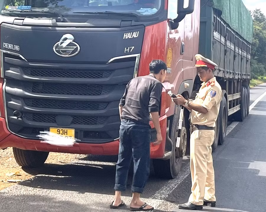 Lực lượng CSGT kiểm tra nồng độ cồn đối với người điều khiển phương tiện (ảnh: CTV).