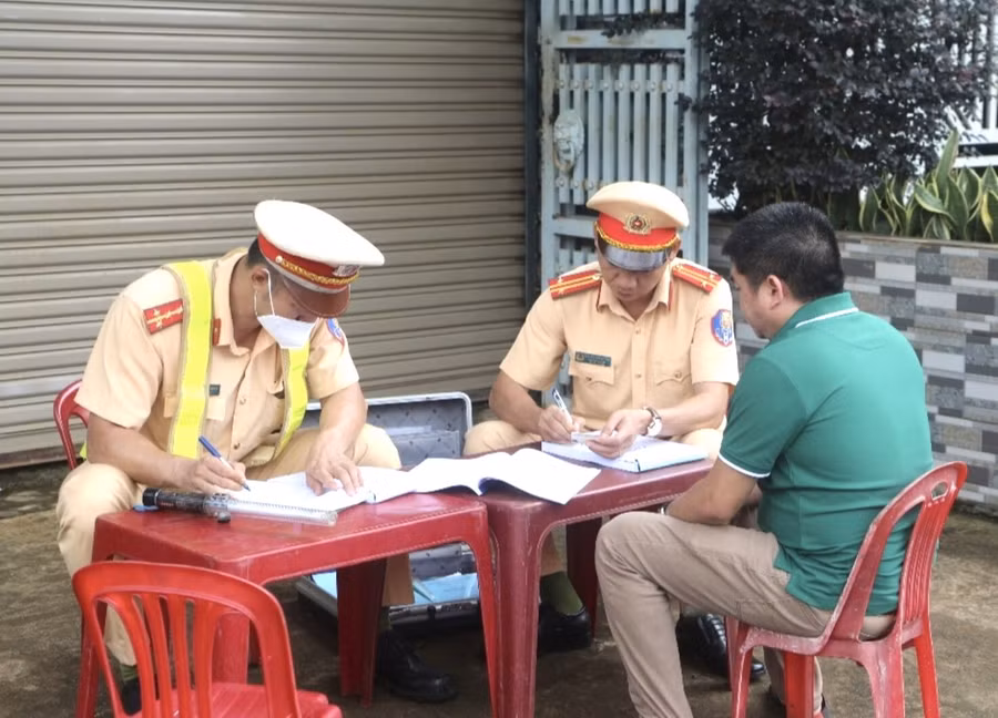 Một tài xế vi phạm bị lập biên bản xử phạt (ảnh: CTV).