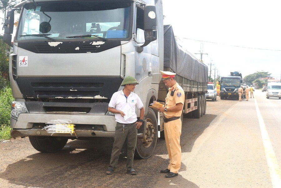 Lực lượng CSGT Đắk Nông kiểm tra 1 xe container trên tuyến quốc lộ 14 (ảnh: CTV). Lực lượng CSGT Đắk Nông kiểm tra 1 xe container trên tuyến quốc lộ 14 (ảnh: CTV).
