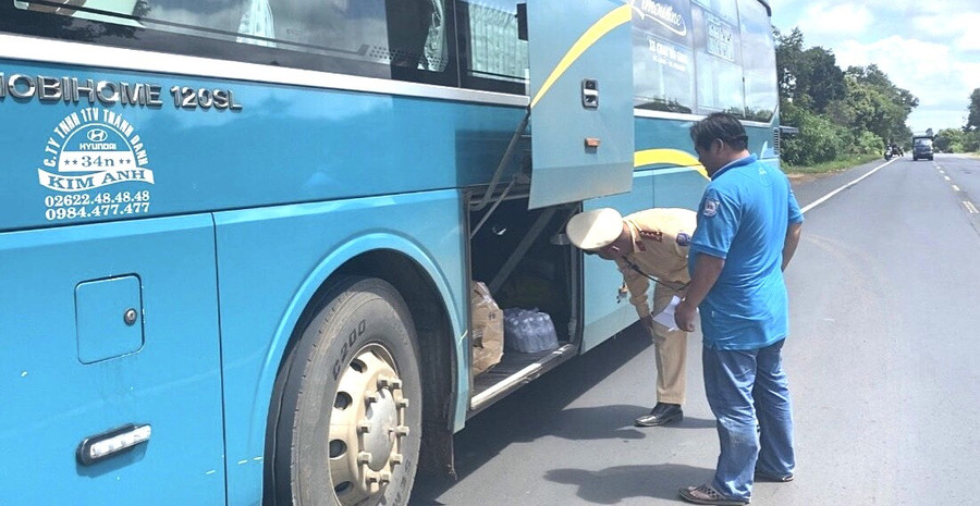 Lực lượng CSGT Đắk Nông kiểm tra 1 xe khách trên tuyến quốc lộ 14 (ảnh: CTV). Lực lượng CSGT Đắk Nông kiểm tra 1 xe khách trên tuyến quốc lộ 14 (ảnh: CTV).