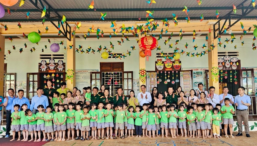 Đoàn công tác chụp hình lưu niệm cùng giáo viên, học sinh Trường Mầm non 18/4.