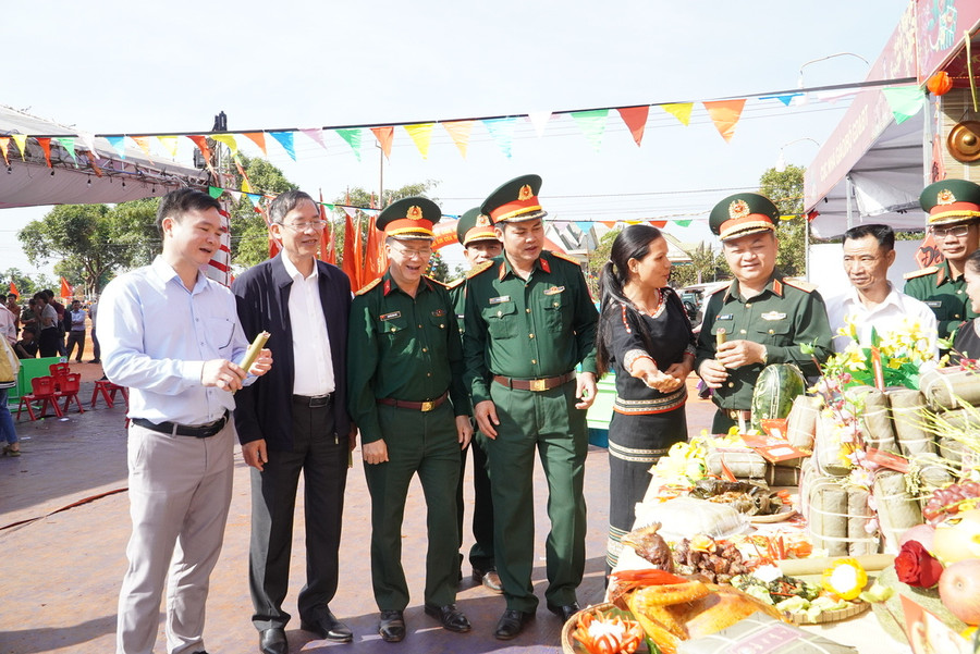 Đoàn công tác cùng với Ban Công đoàn Quốc phòng tham quan các gian hành bánh chưng xanh.