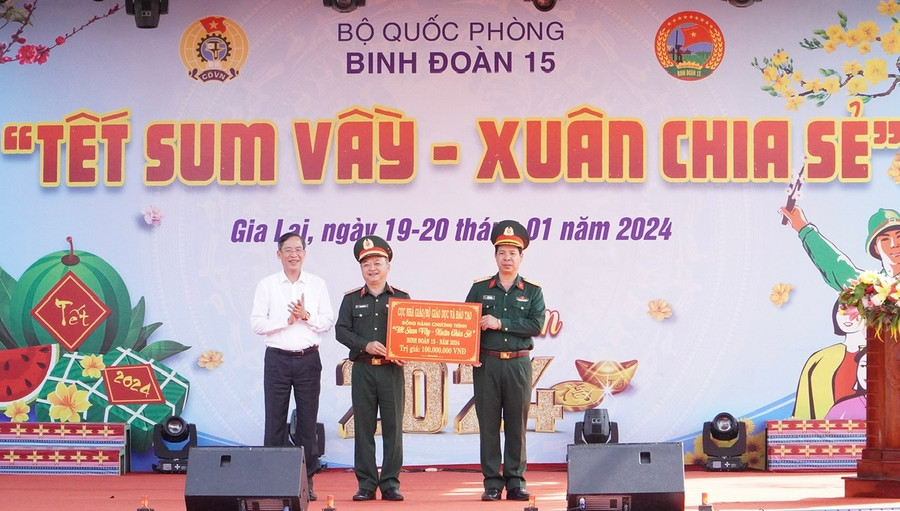 Cục trưởng Cục Nhà giáo và Cán bộ quản lý giáo dục Vũ Minh Đức tặng quà Chương trình &quot;Tết sum vầy - Xuân chia sẻ&quot;.