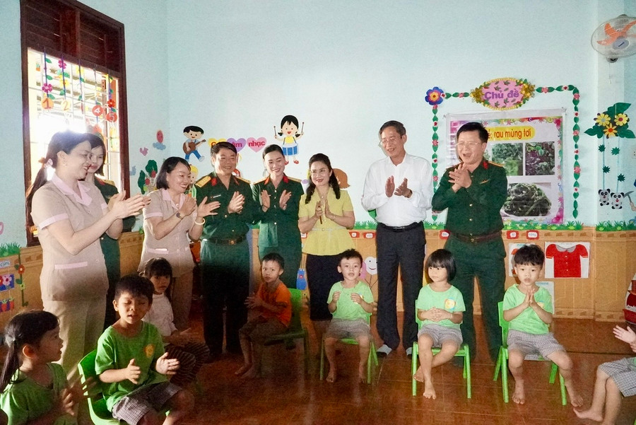 Đoàn công tác thăm lớp học.