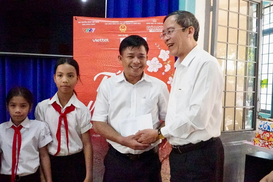 Cục trưởng Vũ Minh Đức chia sẻ khó khăn, động viên thầy cô giáo của Trường Phổ thông dân tộc bán trú Tiểu học Lê Quý Đôn.