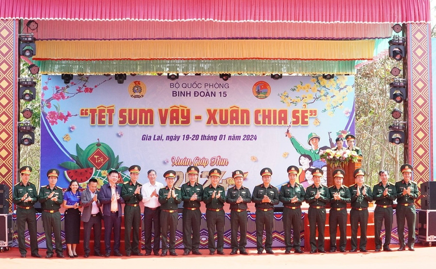 Đoàn công tác tham gia chương trình “Tết sum vầy - Xuân chia sẻ” do Binh đoàn 15 tổ chức.