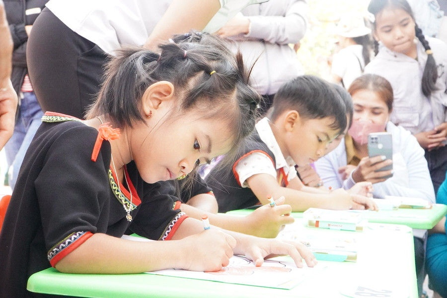 Trẻ Trường Mầm non 18/4 tham gia cuộc thi vẽ tranh.