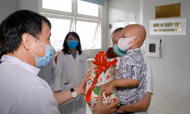 Lãnh đạo Bệnh viện Trung ương Huế chúc mừng bệnh nhi được ghép tủy thành công.