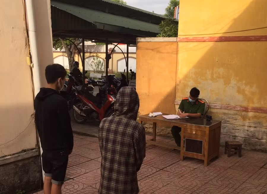  Đặng Hữu Sỹ và Đặng Văn Sơn tường trình lại sự việc với cơ quan chức năng