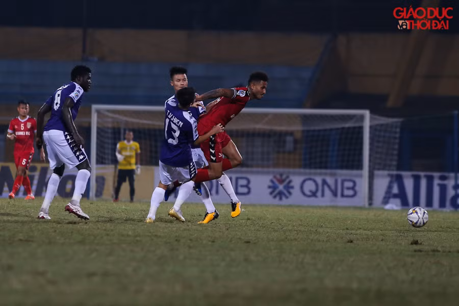 Từ quả phạt góc của Quang Hải, thủ môn Tấn Trường bật lên bắt bóng không tốt để Omar chớp thời cơ sút tung lưới Bình Dương, mở tỷ số trận lượt về cho Hà Nội, và đây cũng là bàn thắng duy nhất của trận đấu, tỷ số 1-0 nghiêng về Hà Nội FC.