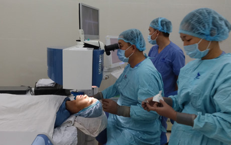 Lần đầu tiên Việt Nam mổ cận thị không chạm vào mắt - Ảnh 1 Lan dau tien Viet Nam mo can thi khong cham vao mat - Anh 1