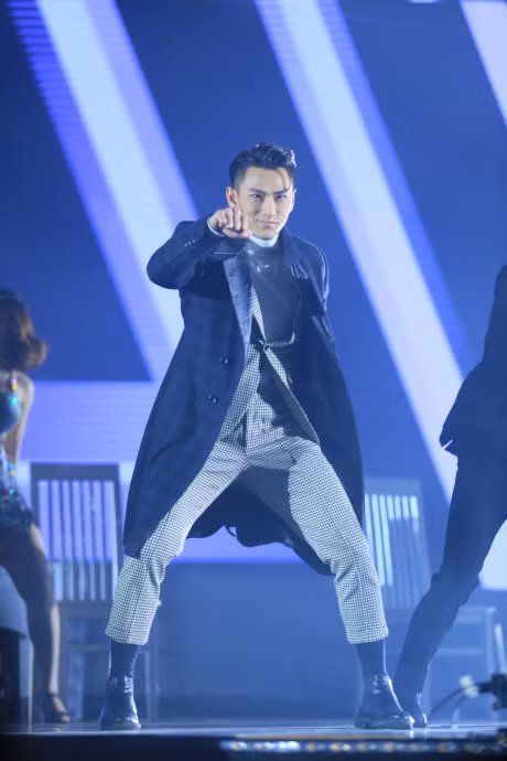 Dong Nhi tam mua tren san khau - Anh 12