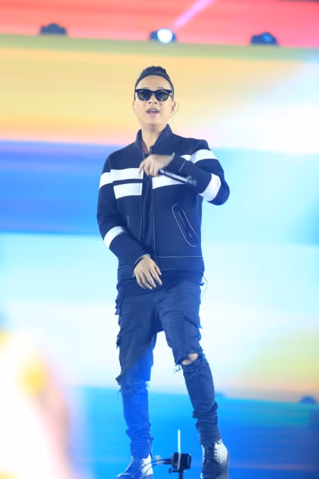 Dong Nhi tam mua tren san khau - Anh 9