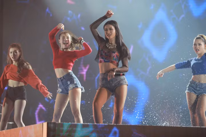 Đông Nhi tắm mưa trên sân khấu