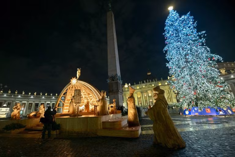 Cây thông Noel được thắp sáng và cảnh Chúa giáng sinh tại Quảng trường Thánh Peter ở Vatican. Ảnh: Filippo Monteforte/AFP.