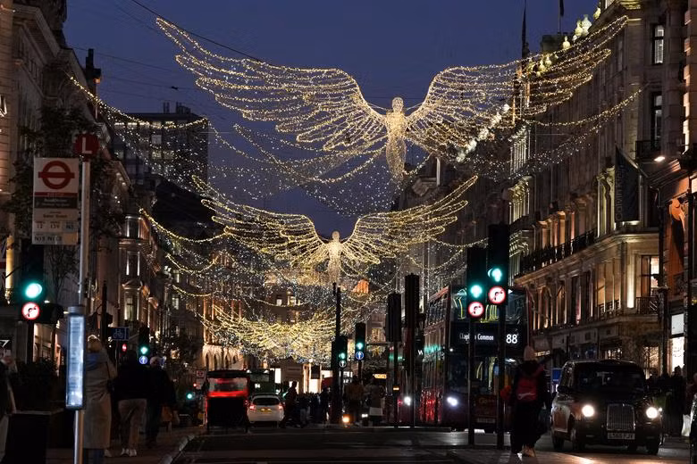 Phố Regent lung linh trong ánh đèn Giáng sinh ở London, Anh. Ảnh: Reuters/Maja Smiejkowska.