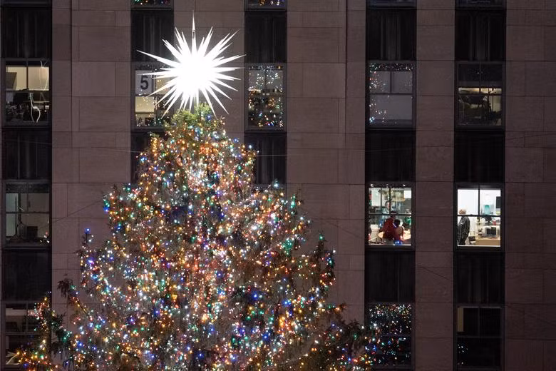 Cây thông Noel nhiều màu sắc được thắp sáng tại Rockefeller Center, Manhattan, Thành phố New York. Ảnh: Reuters/Jeenah Moon.