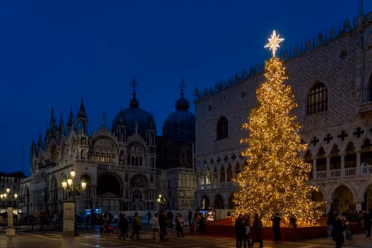 Cây thông Noel cao 15m lung linh trong ánh đèn tại Quảng trường Thánh Mark ở Venice, miền Bắc Italia. Ảnh: Domenico Stinellis/AP.