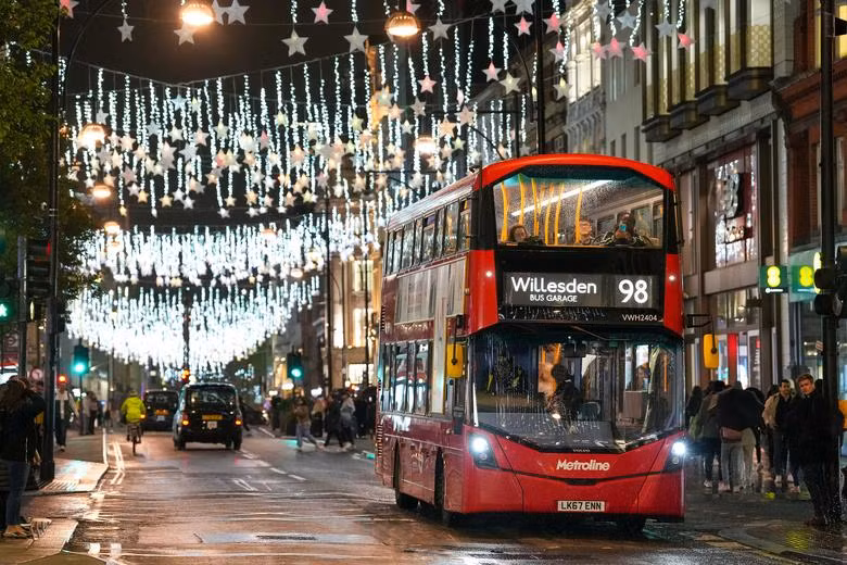 Xe bus và đường phố Oxford ở London, Anh đẹp lung linh với những ánh đèn trang trí Giáng sinh nhiều màu sắc. Ảnh: Reuters/Maja Smiejkowska.