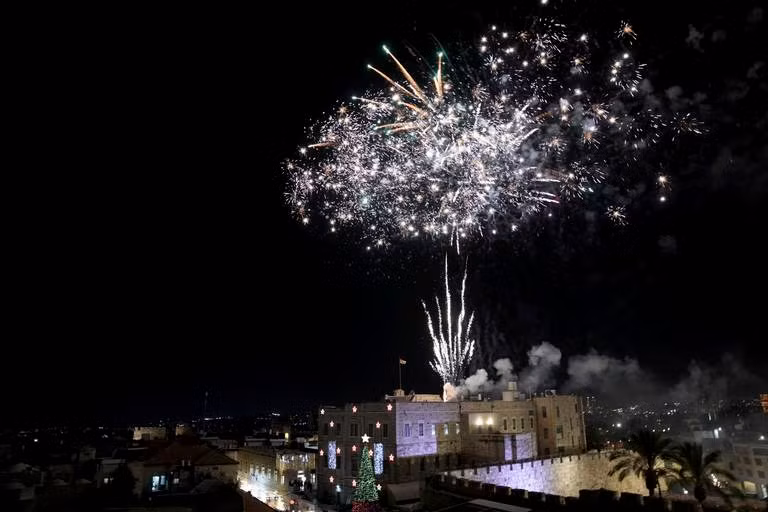Pháo hoa thắp sáng Thành phố cổ của Jerusalem trong buổi lễ đánh dấu việc thắp sáng cây thông Noel. Ảnh: Mahmoud Illean/AP.