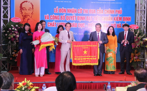 Lãnh đạo Viện Đại học Mở Hà Nội nhận Cờ thi đua của Chính phủ Lãnh đạo Viện Đại học Mở Hà Nội nhận Cờ thi đua của Chính phủ