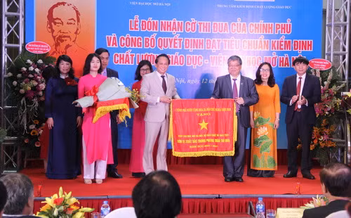 Lãnh đạo Viện Đại học Mở Hà Nội nhận Cờ thi đua của Chính phủ