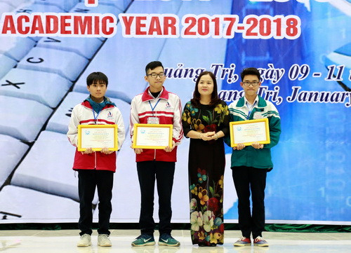 Bà Lê Thị Hương, giám đốc Sở GD&ĐT tỉnh Quảng Trị trao chứng nhận cho hai đề tài đạt giải nhất cuộc thi.