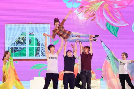 Hoài Linh mặc quần đùi, áo phông đi tổng duyệt hài kịch - Ảnh 9 Hoai Linh mac quan dui, ao phong di tong duyet hai kich - Anh 9