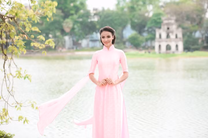 Hình ảnh Hoa hậu Pháp thướt tha áo dài hồng dạo quanh Hồ Gươm