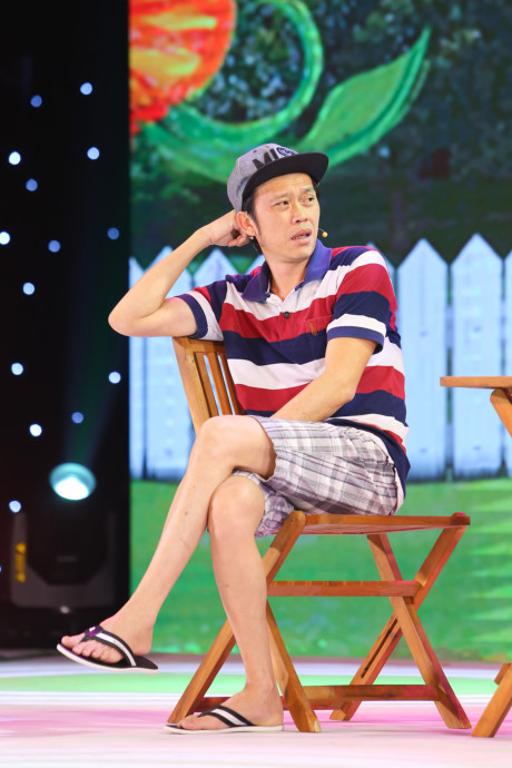 Hoài Linh mặc quần đùi, áo phông đi tổng duyệt hài kịch - Ảnh 3 Hoai Linh mac quan dui, ao phong di tong duyet hai kich - Anh 3