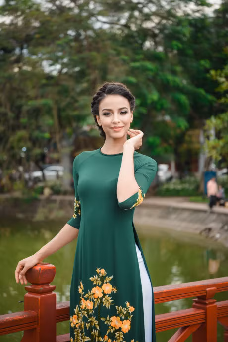 Hinh anh Hoa hau Phap thuot tha ao dai hong dao quanh Ho Guom - Anh 12