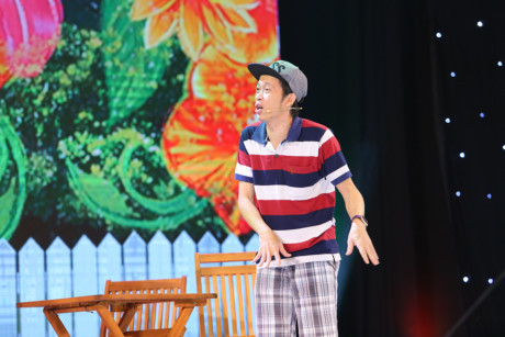 Hoài Linh mặc quần đùi, áo phông đi tổng duyệt hài kịch - Ảnh 4 Hoai Linh mac quan dui, ao phong di tong duyet hai kich - Anh 4