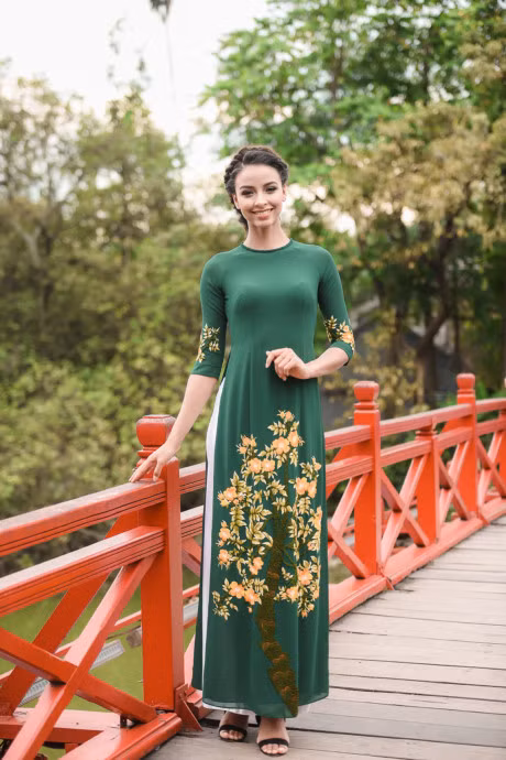 Hinh anh Hoa hau Phap thuot tha ao dai hong dao quanh Ho Guom - Anh 11