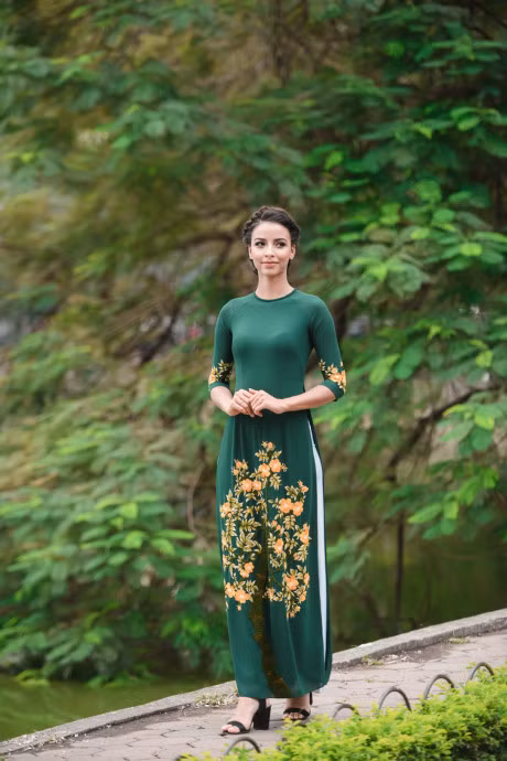 Hinh anh Hoa hau Phap thuot tha ao dai hong dao quanh Ho Guom - Anh 9