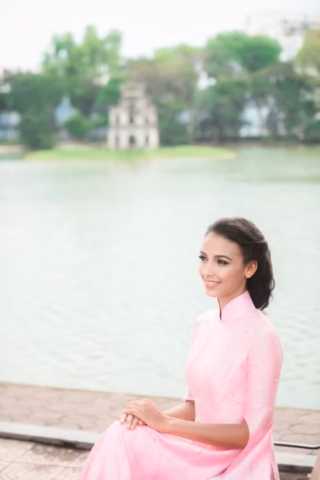 Hinh anh Hoa hau Phap thuot tha ao dai hong dao quanh Ho Guom - Anh 6