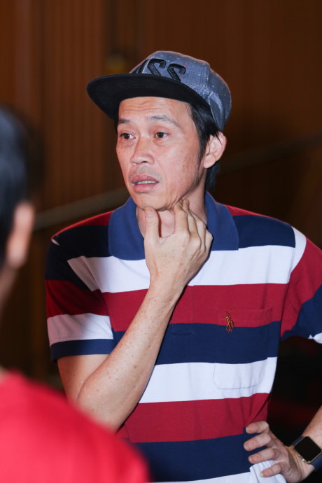 Hoài Linh mặc quần đùi, áo phông đi tổng duyệt hài kịch - Ảnh 2 Hoai Linh mac quan dui, ao phong di tong duyet hai kich - Anh 2