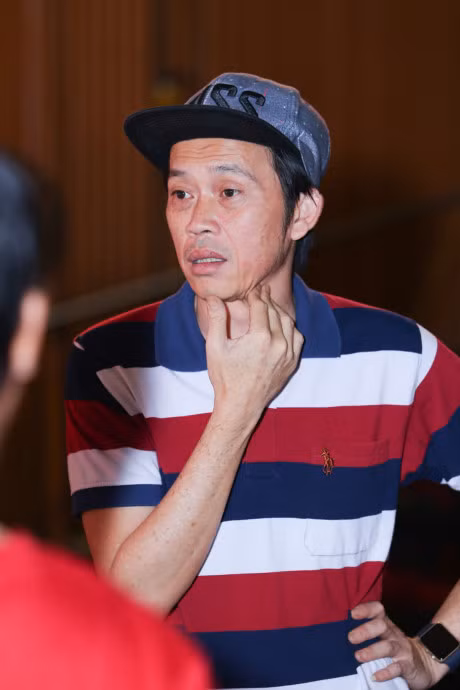 Hoai Linh mac quan dui, ao phong di tong duyet hai kich - Anh 2