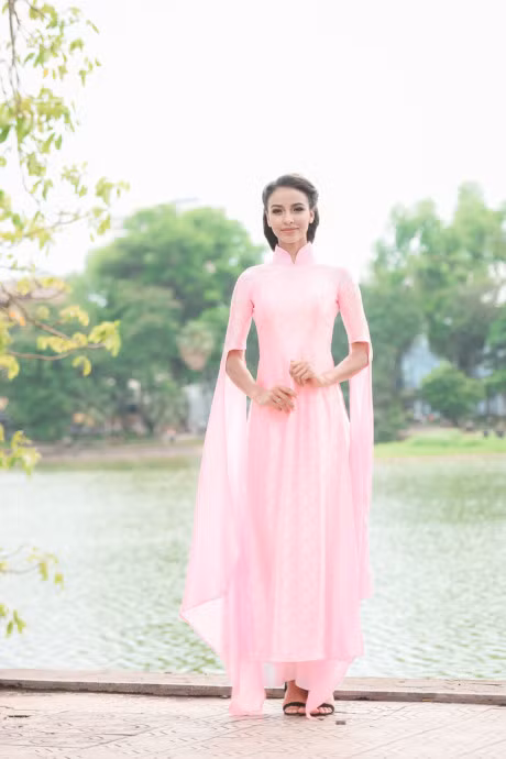 Hinh anh Hoa hau Phap thuot tha ao dai hong dao quanh Ho Guom - Anh 4