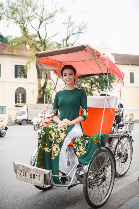 Hinh anh Hoa hau Phap thuot tha ao dai hong dao quanh Ho Guom - Anh 13