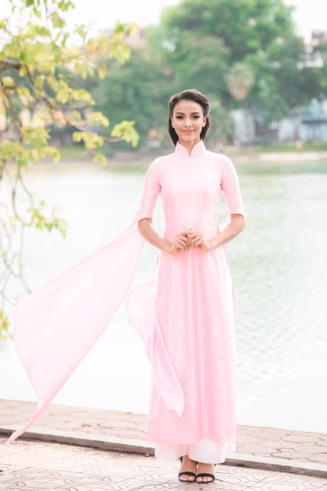 Hinh anh Hoa hau Phap thuot tha ao dai hong dao quanh Ho Guom - Anh 2