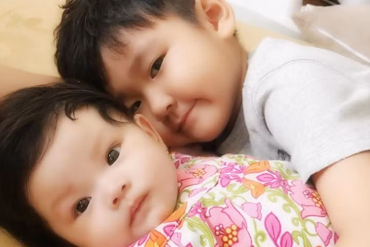 Hải Băng khoe ảnh con trai riêng của Thành Đạt chăm em gái