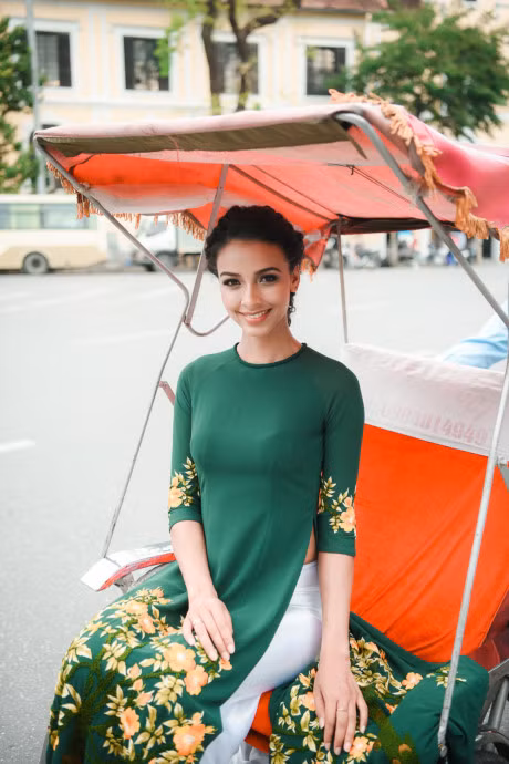 Hinh anh Hoa hau Phap thuot tha ao dai hong dao quanh Ho Guom - Anh 14