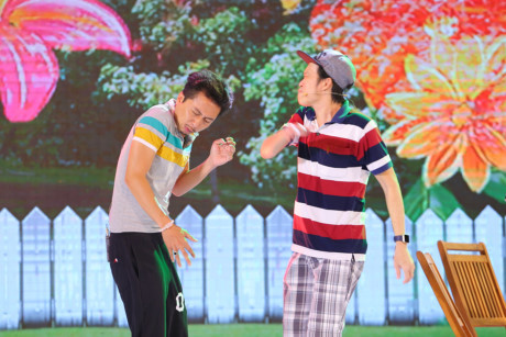 Hoài Linh mặc quần đùi, áo phông đi tổng duyệt hài kịch - Ảnh 5 Hoai Linh mac quan dui, ao phong di tong duyet hai kich - Anh 5