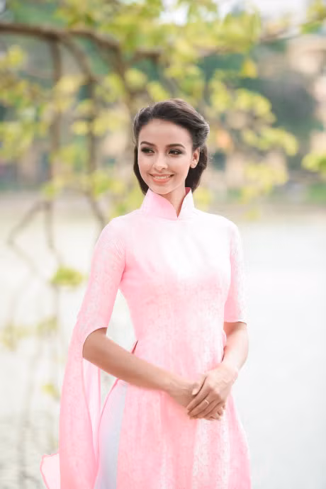 Hinh anh Hoa hau Phap thuot tha ao dai hong dao quanh Ho Guom - Anh 5