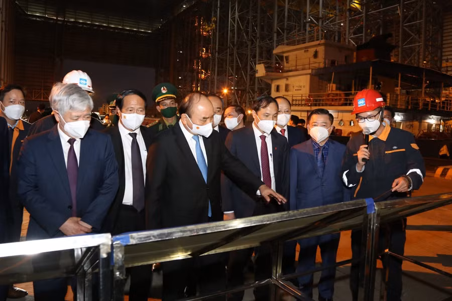 Chủ tịch nước Nguyễn Xuân Phúc cùng đoàn công tác của Chính phủ, lãnh đạo Hà Tĩnh kiểm tra tình hình sản xuất, kinh doanh tại Công ty TNHH Gang thép Hưng Nghiệp Formosa Hà Tĩnh chiều ngày 12/12/2021.